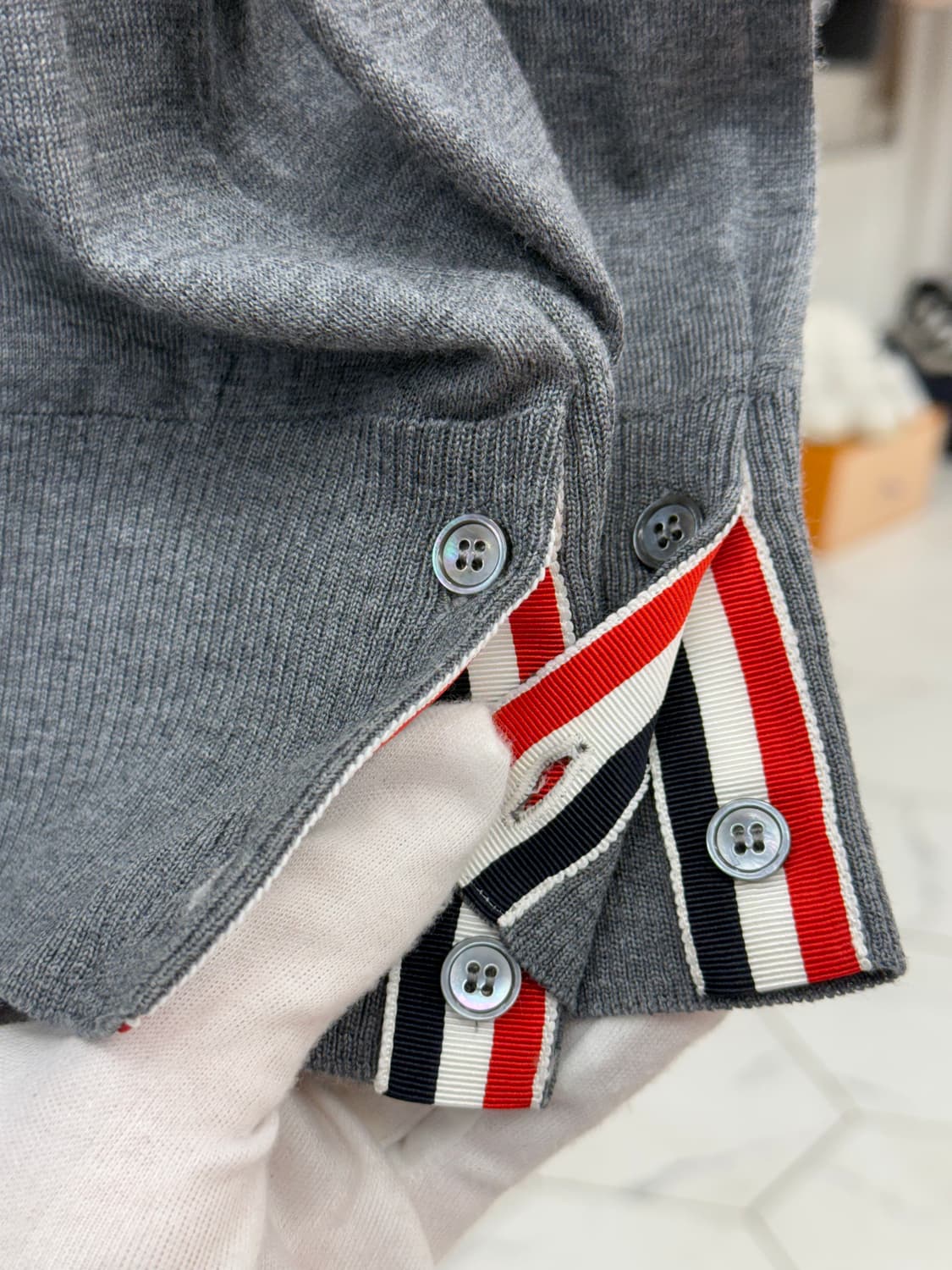 [3] 톰브라운 사선완장 메리노 울 가디건 상품이미지6