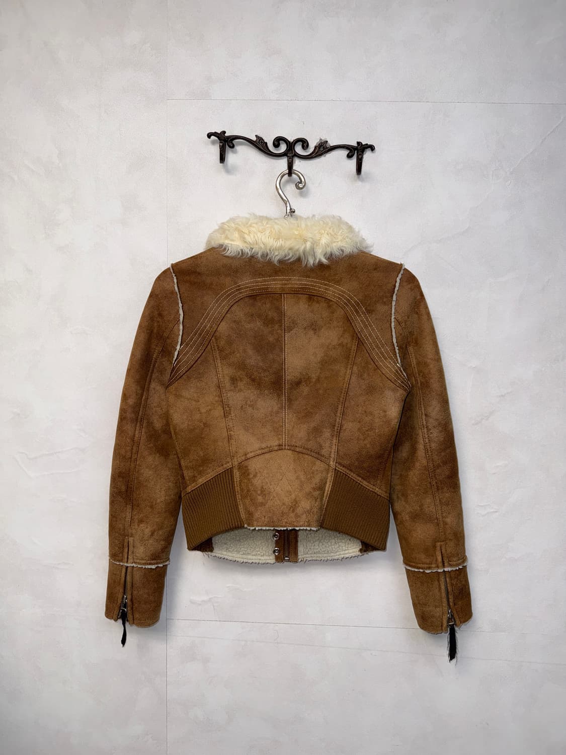 Guess tie dye lamb fur buckle mustang 상품이미지3