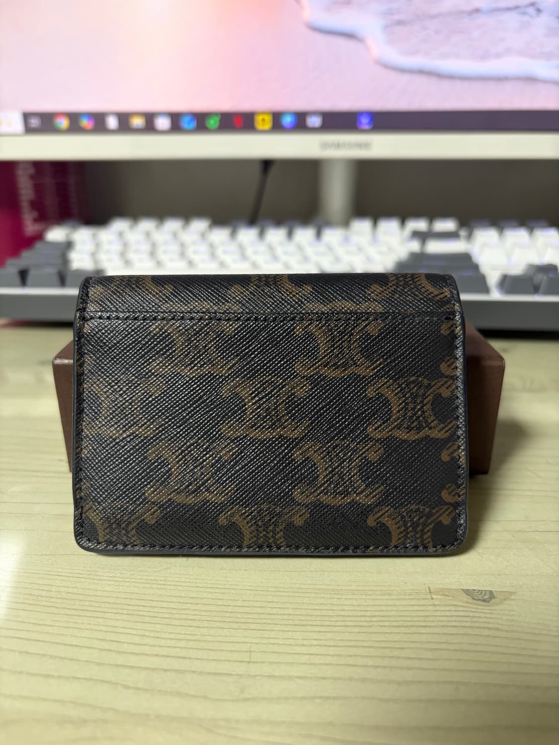 셀린느 트리옹프 캔버스 플랩 카드 홀더 탄 상품이미지2