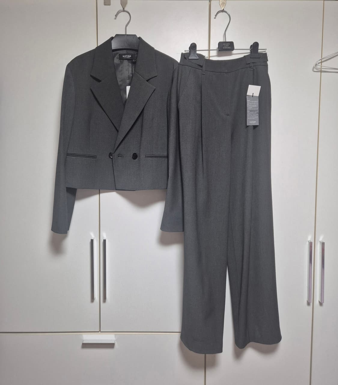 시스티나 셋업 크롭 자켓 원턱 팬츠 세트 차콜 상품이미지1