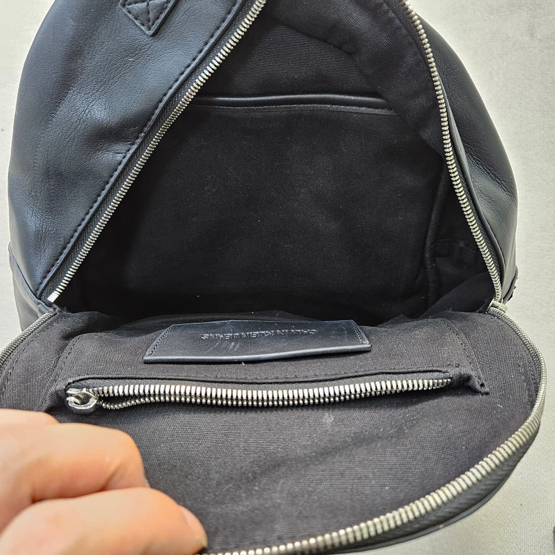 F 켈빈클라인 레더 백팩 (까짐) 0409Y 상품이미지3