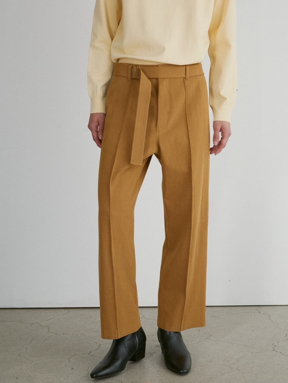 렉토 24FW 벨트 디테일 스트레이트핏 팬츠 베이지 상품이미지1