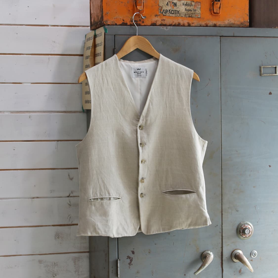 (착용컷) MULTI MIX 린넨 베스트 (남성용 100) 상품이미지1