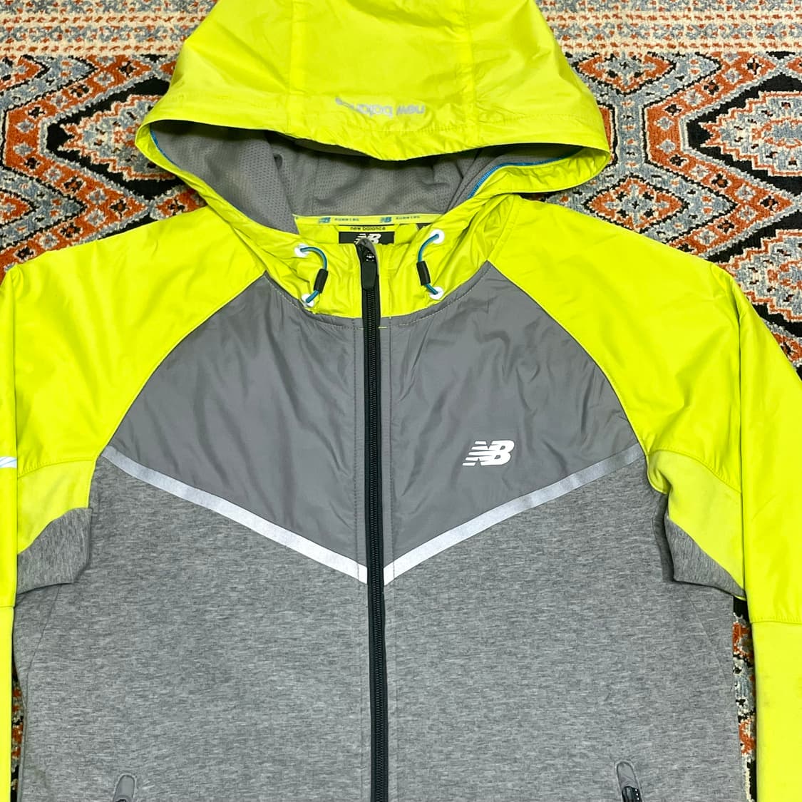 뉴발란스 러닝 그레이 형광 배색 후드집업 점퍼 여성95 상품이미지2