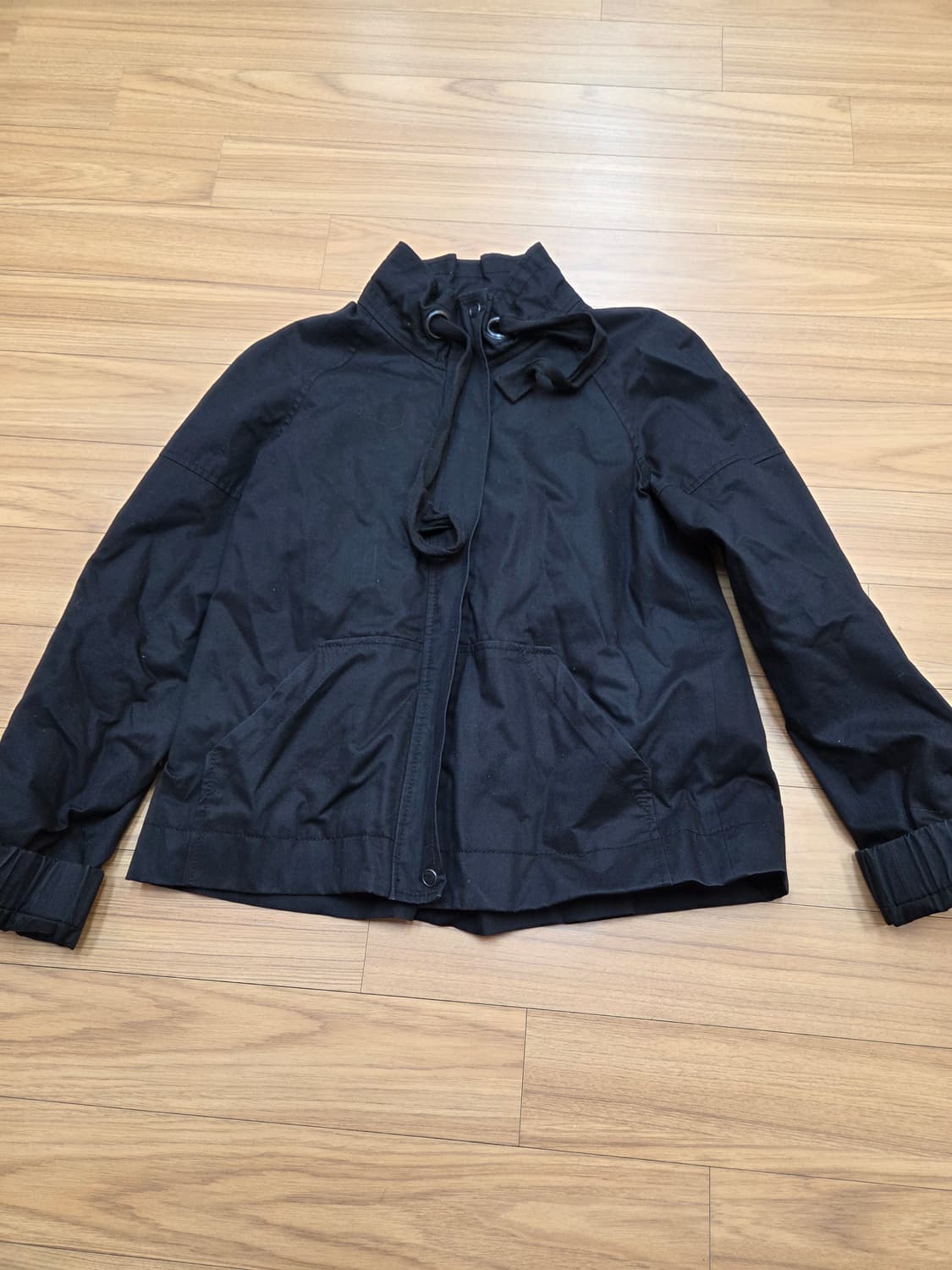 깔끔한 블랙 색상의 캘빈클라인 여성 자켓입니다. 100% 면 재질이라 착 상품이미지1