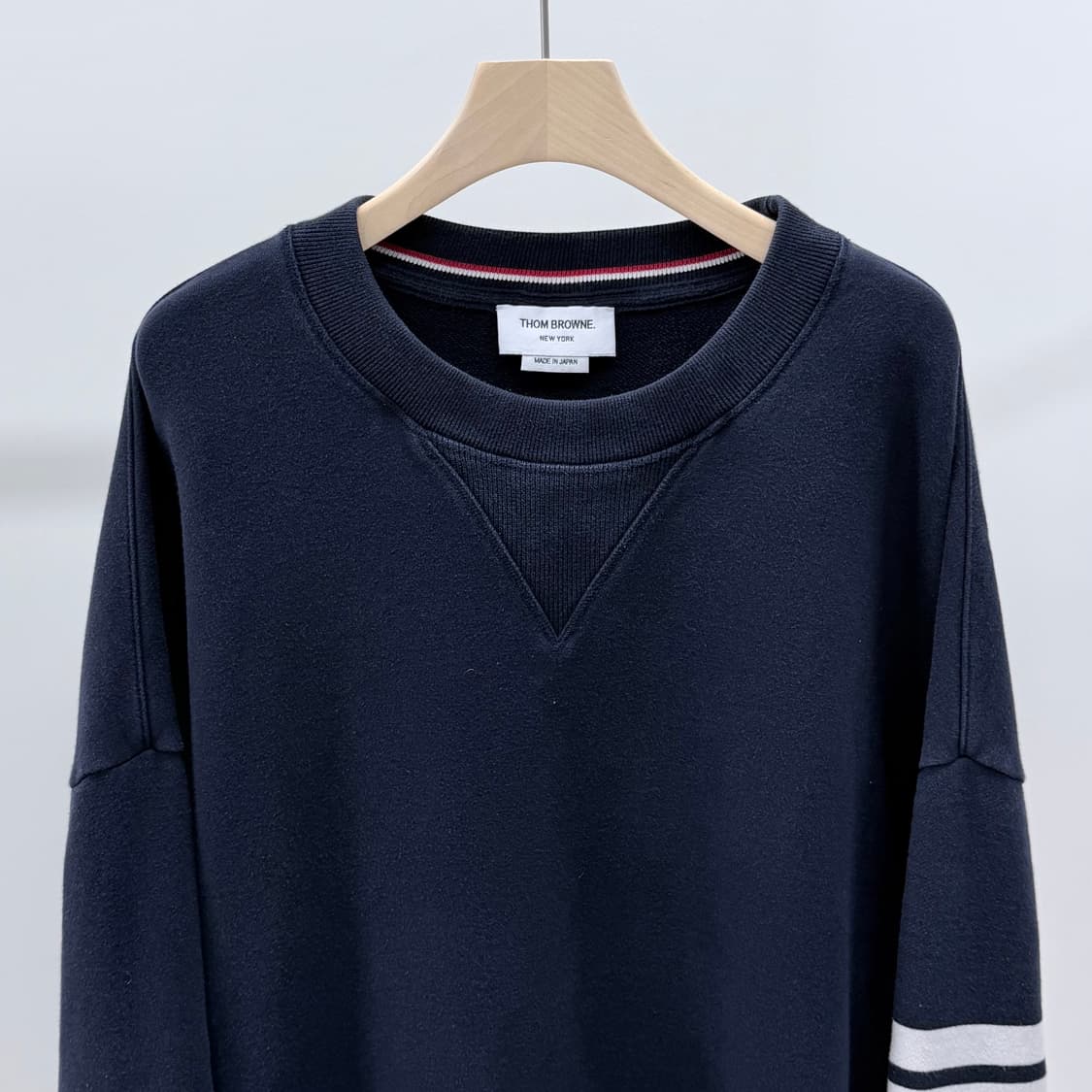 [A급/5] 톰브라운 사선완장 오버핏 맨투맨 그레이 상품이미지3