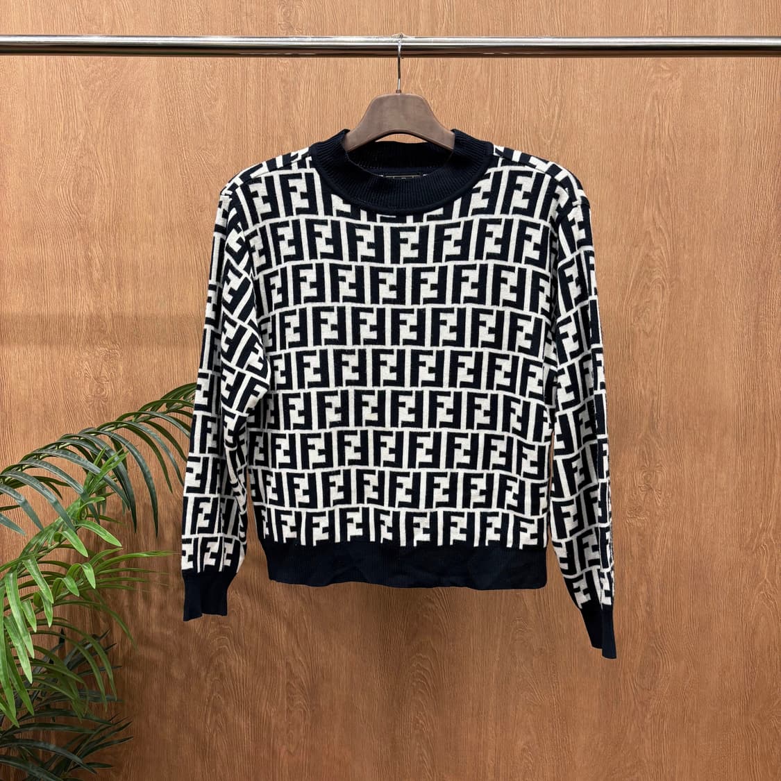 펜디 진스 라운드넥 긴팔 울 니트 로고 모노그램 패턴 디테일 블랙 화이트 상품이미지1