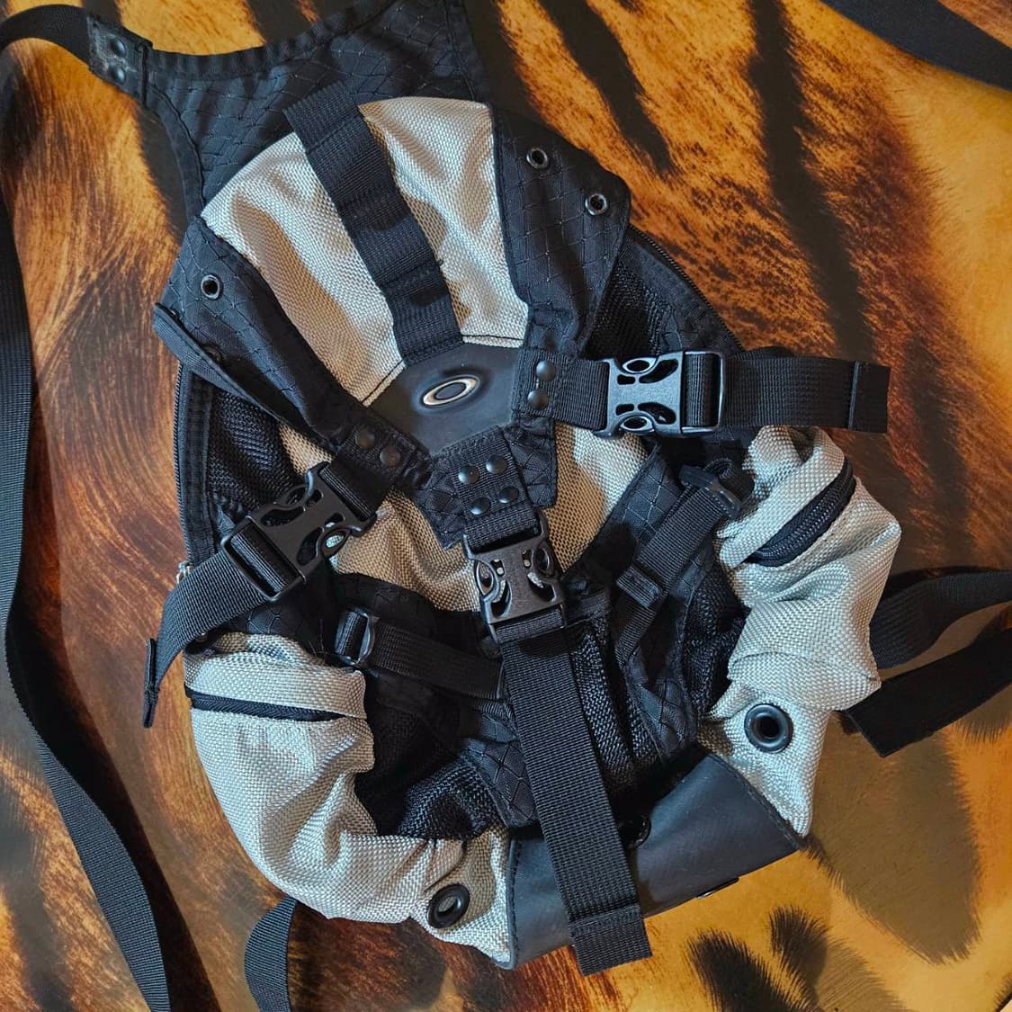 오클리(OAKLEY) 라이트 그레이 미니 백팩 상품이미지1