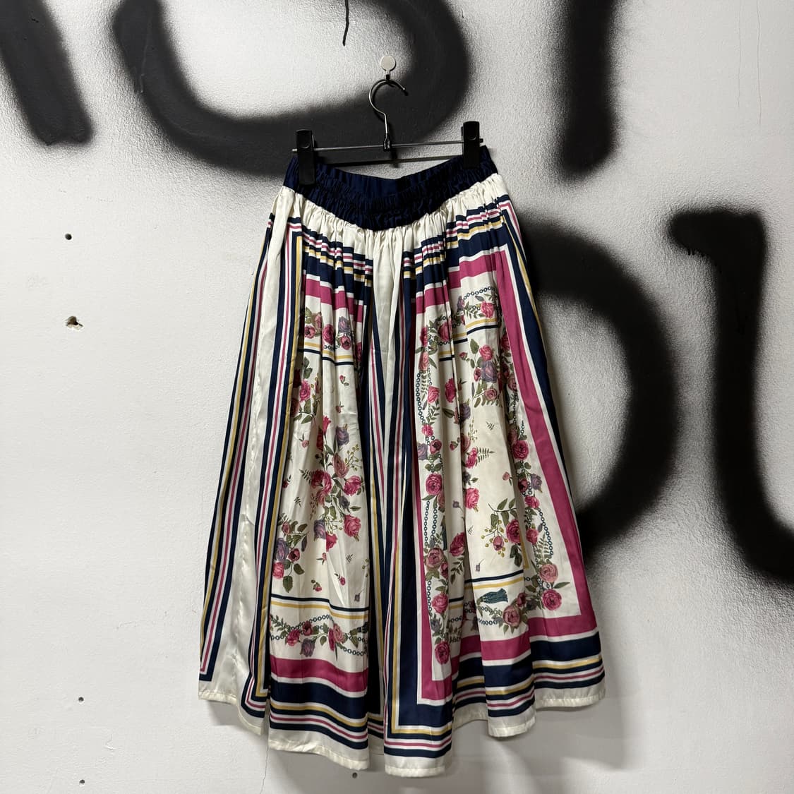 액시즈팜 오리엔탈 에스닉 풀 패턴 새틴 플레어 롱 스커트 상품이미지2