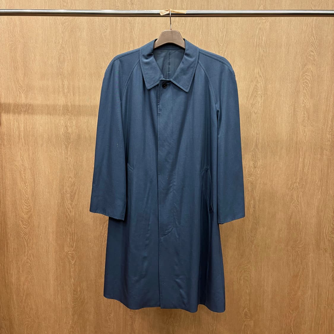 입생로랑 미니멀 싱글 코트 레귤러 카라 사이드 사선 포켓 디테일 네이비 상품이미지2
