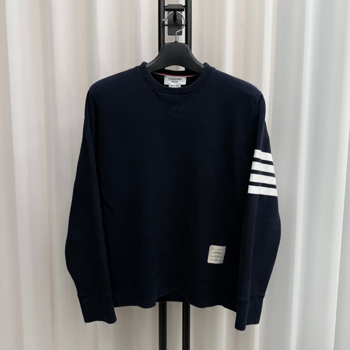 [5] 톰브라운 사선완장 맨투맨 네이비 상품이미지1