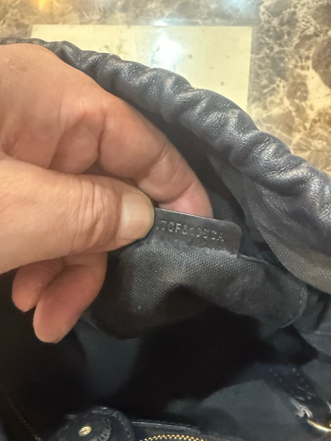 정품 버버리 리틀 크러쉬 버킷 크로스백 팝니다 상품이미지8