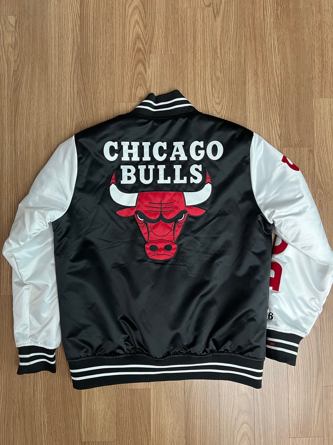 미첼앤네스 NBA 시카고 불스 챔피언스 바시티 새틴 자켓 L 상품이미지2