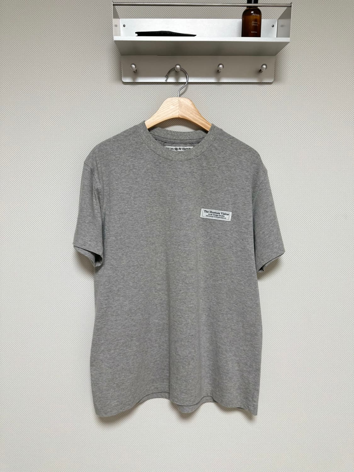 더뮤지엄비지터 실버 큐빅 스터드 로고 티셔츠 상품이미지1