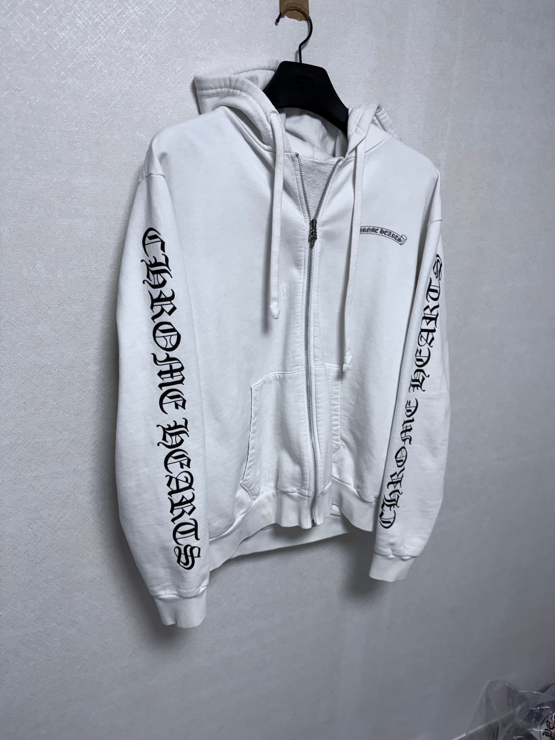 [이틀판매] 크롬하츠 스크롤 레터링 화이트 후드집업 M 상품이미지1