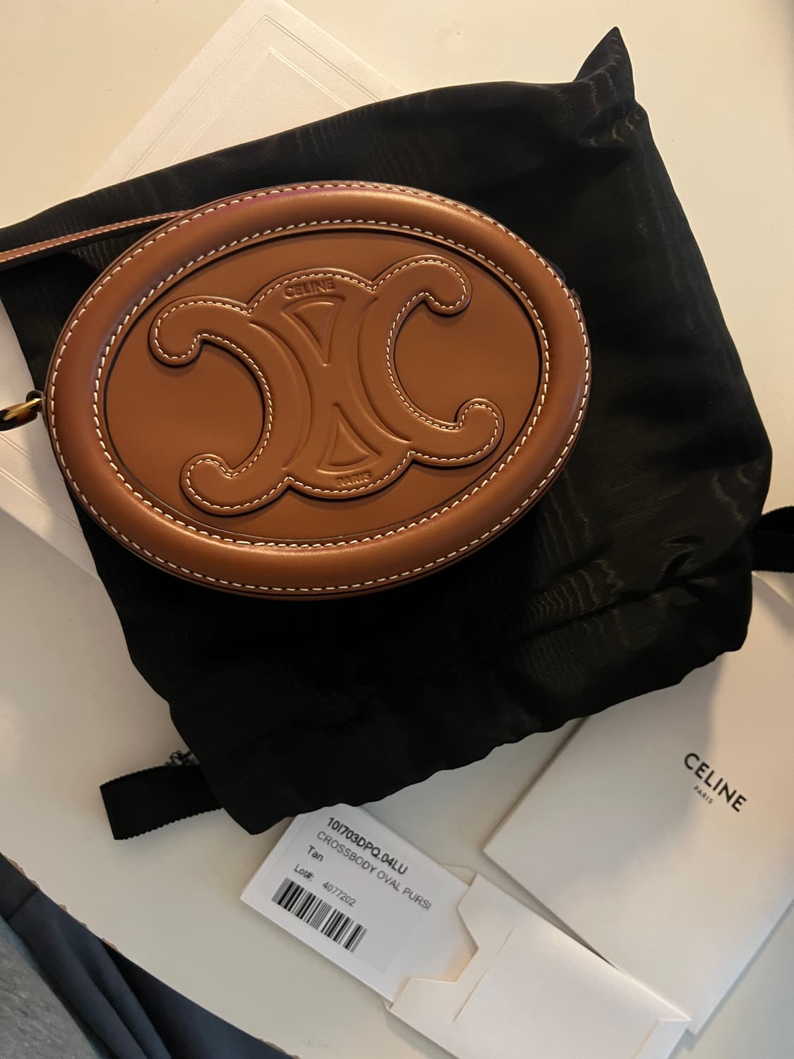 새상품) 셀린느 스무스 카프스킨 크로스바디 오발 퍼스 레더 트리옹프 탄 상품이미지1