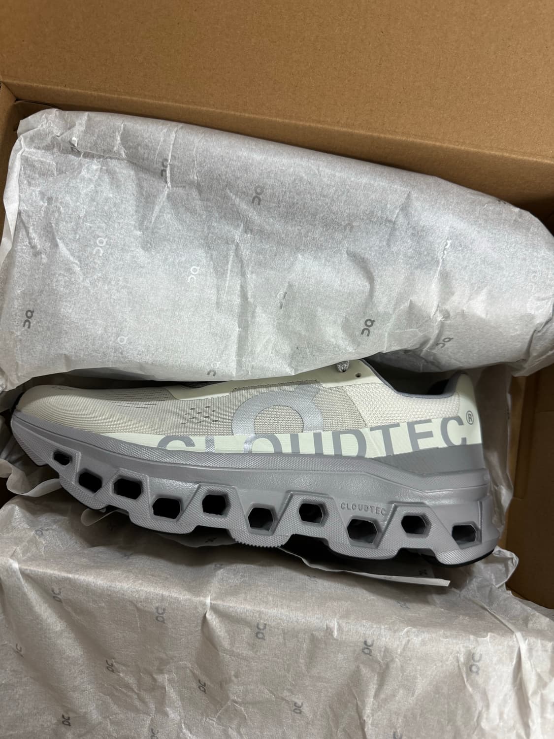 새제품) 온러닝 클라우드몬스터1 아이스 알로이 43/280 사이즈 상품이미지2