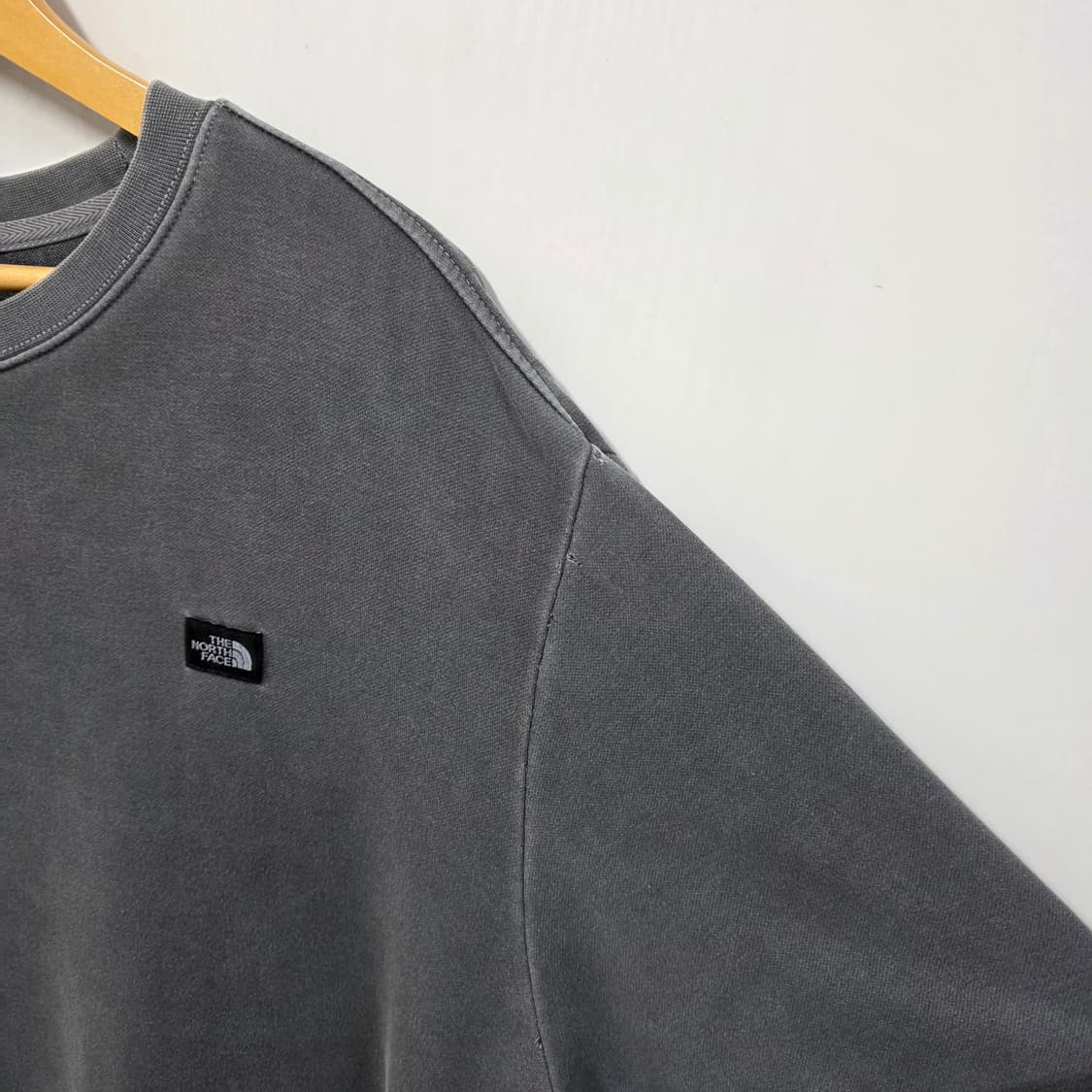 105 XL 노스페이스 피그먼트 다잉 오버핏 맨투맨 그레이 상품이미지6