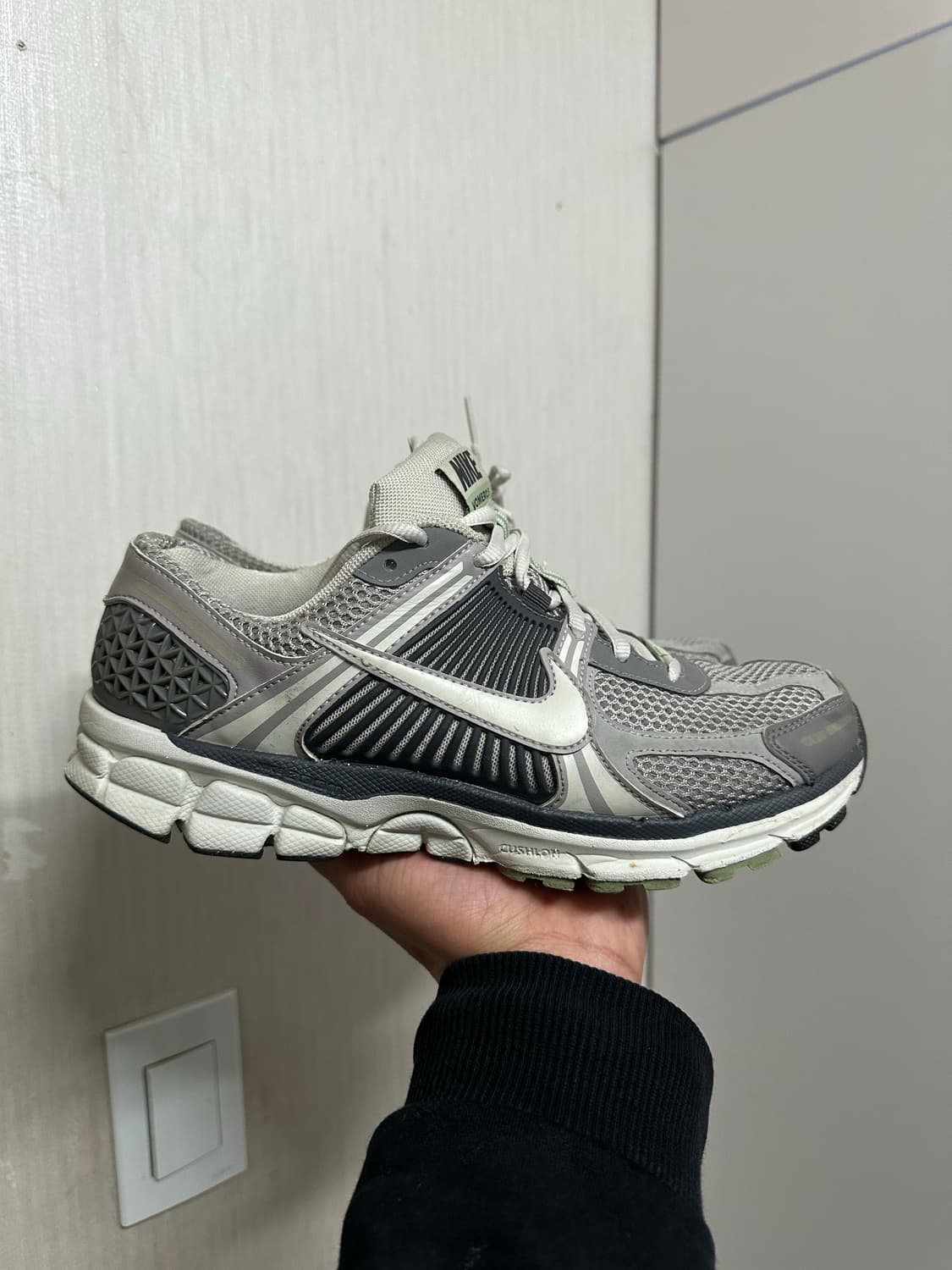 나이키 줌 보메로 5 회색 운동화 265mm 상품이미지2