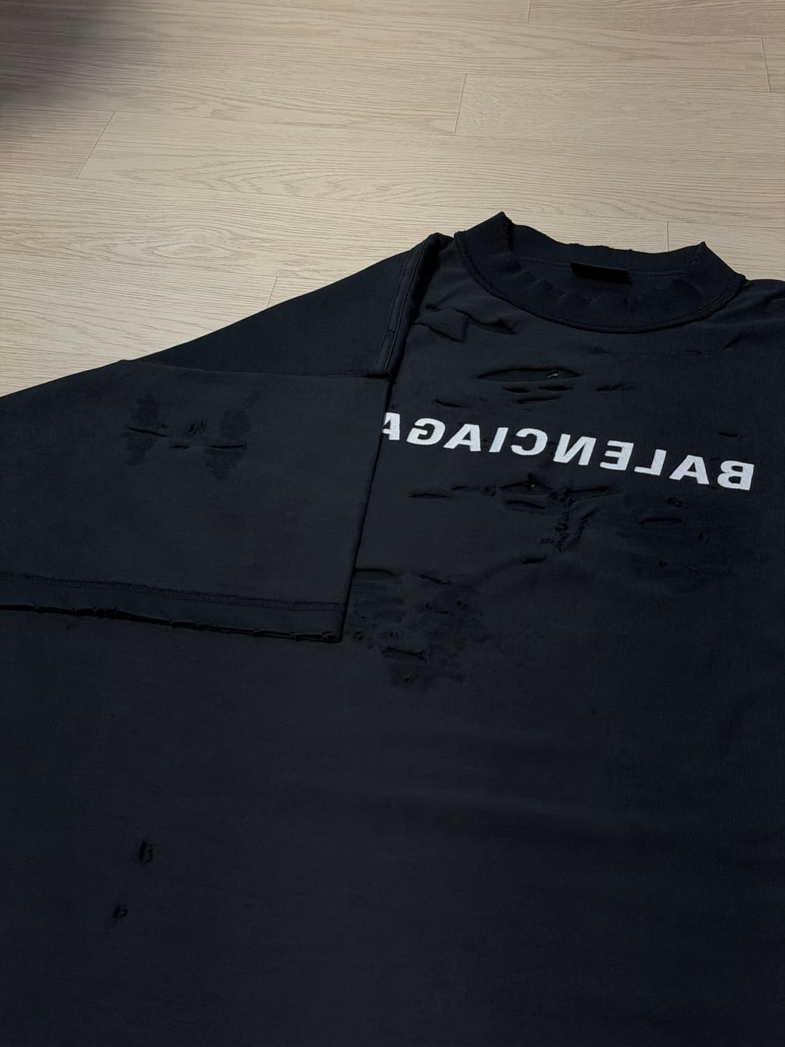 발렌시아가 인사이드 아웃 미러 오버사이즈 디스트로이드 티셔츠 블랙 상품이미지5