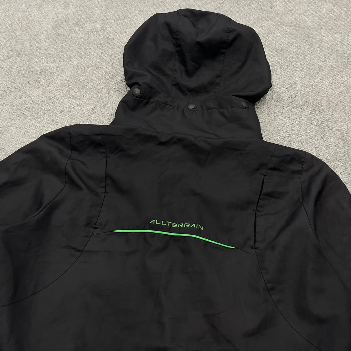 90 데상트 블랙 후드 바람막이 자켓 상품이미지4