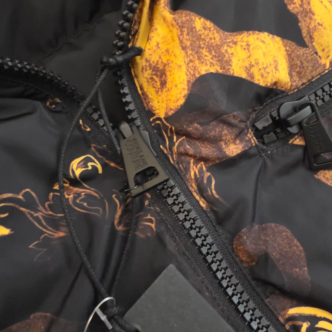 VERSACE 베르사체 리버시블 이탈리안 바로크 파이어 패턴 다운베스트 상품이미지2