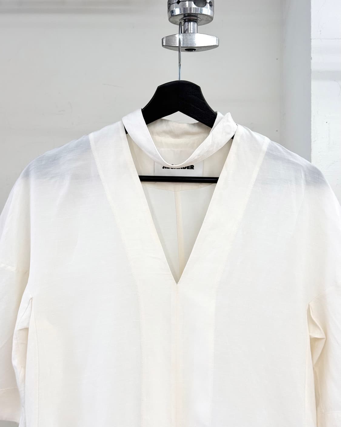 질샌더 아이보리 브이넥 하프 블라우스 상품이미지2