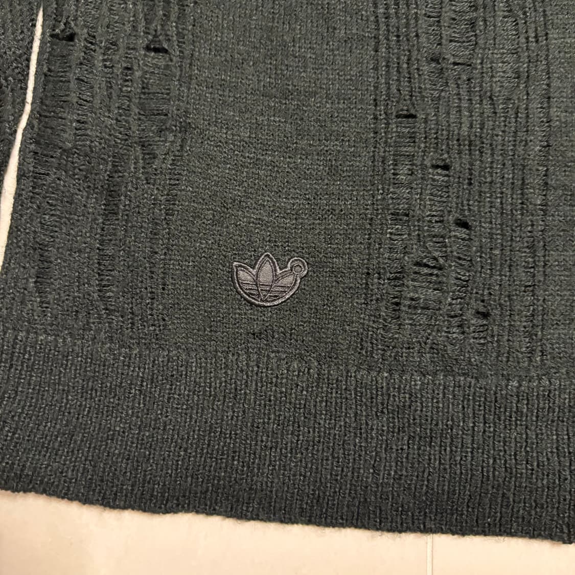 정품 아디다스 데미지 펀칭 니트 블랙 상품이미지3