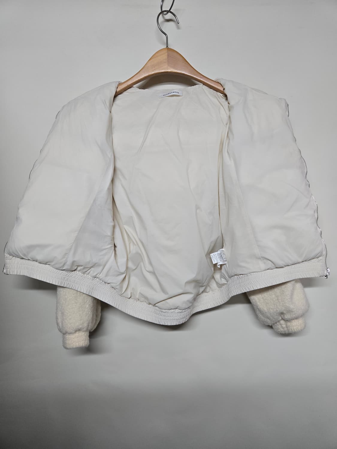 The CASHMERE 한섬  아이보리 구스 숏패딩 82-94-160 상품이미지3