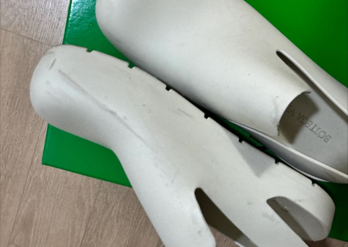 보테가 베네타 퍼들 셔링 러버 슬링백 샌들 상품이미지3