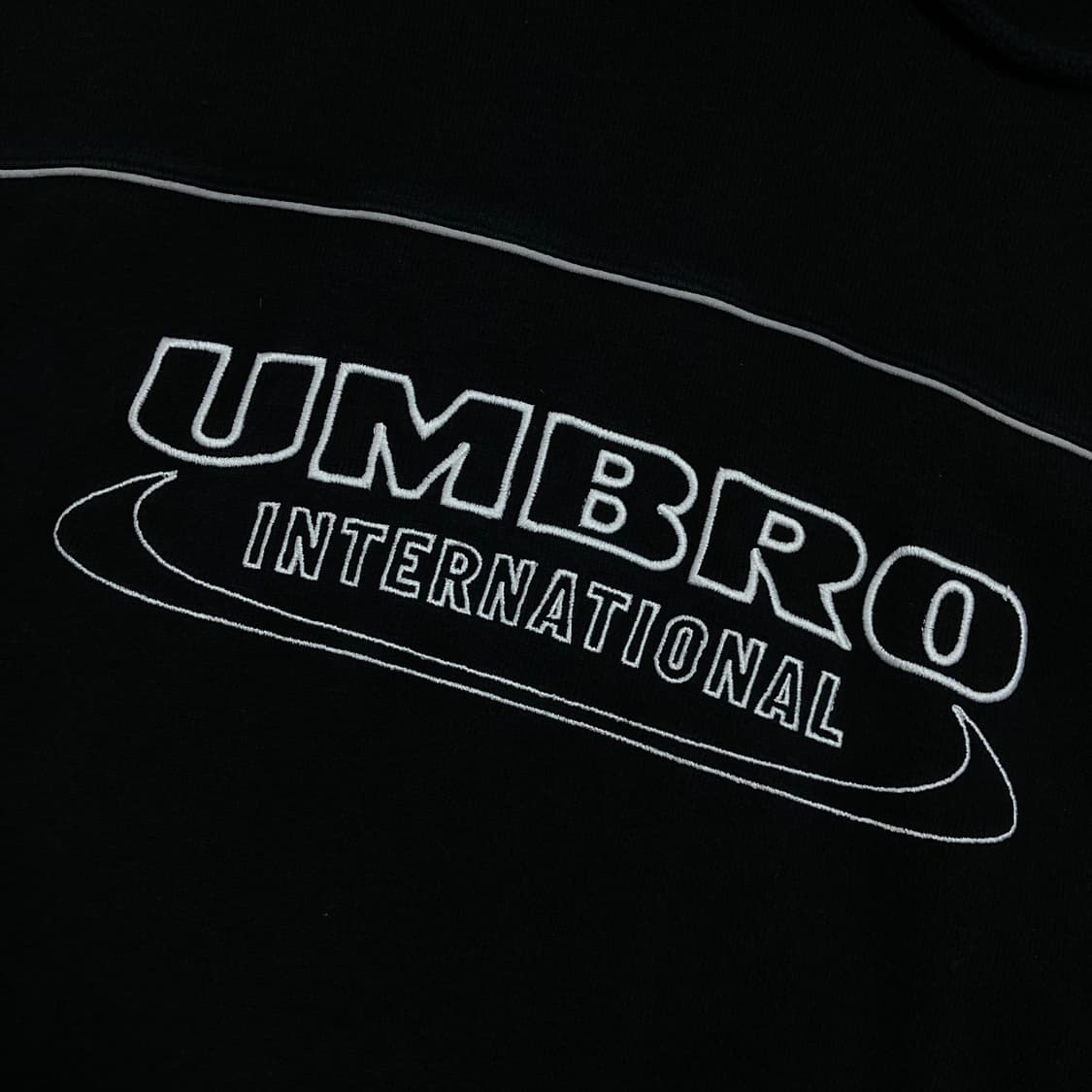 엄브로 스펠아웃 로고 블랙 후드티 상품이미지2