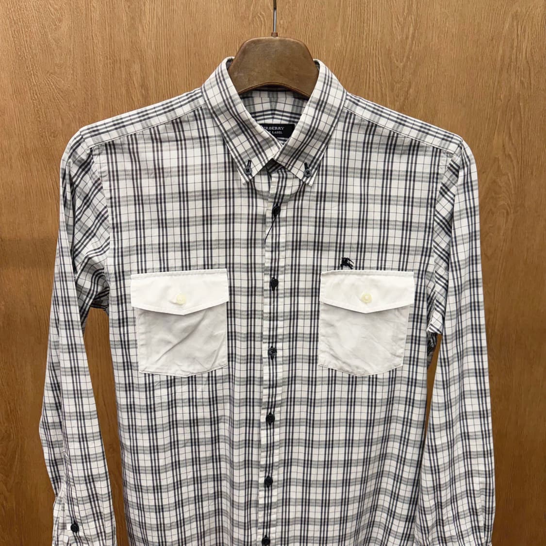 버버리 블랙 라벨 코튼 체크 셔츠 더블 포켓 로고 자수 디테일 화이트 상품이미지4