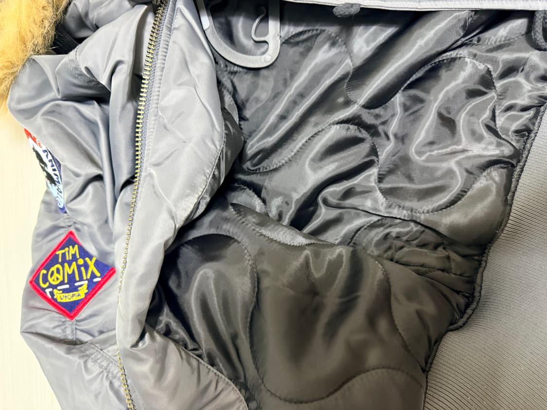 팀코믹스 패치드 MA-1 후디드 덱 점퍼_차콜 상품이미지6