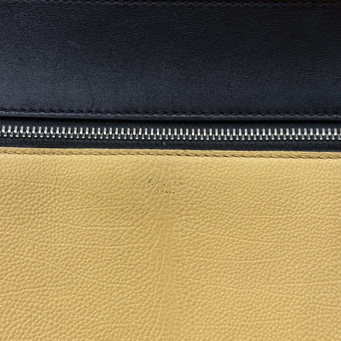 셀린느 숄더백 탑핸들 플랩 프론트 포켓 지퍼 디테일 블랙 베이지 상품이미지5