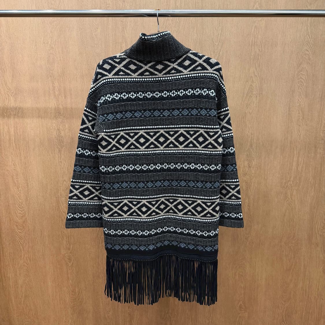 페이 하이넥 롱 니트 에스닉 기하학 패턴 레더 프린지 디테일 루즈핏 차콜 상품이미지3