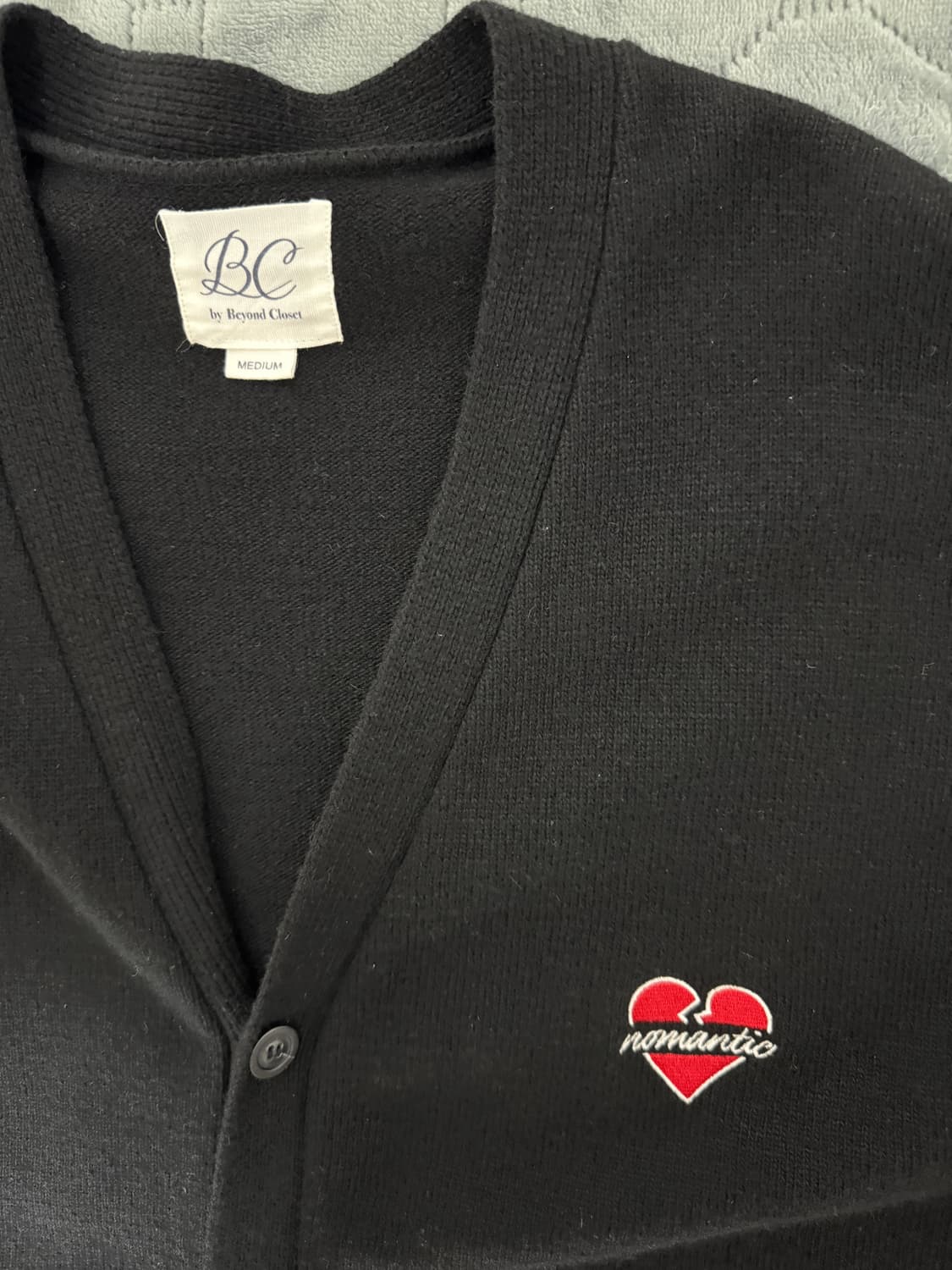 비욘드클로젯 노맨틱 베이직 램스 울 브이넥 가디건 블랙 상품이미지3