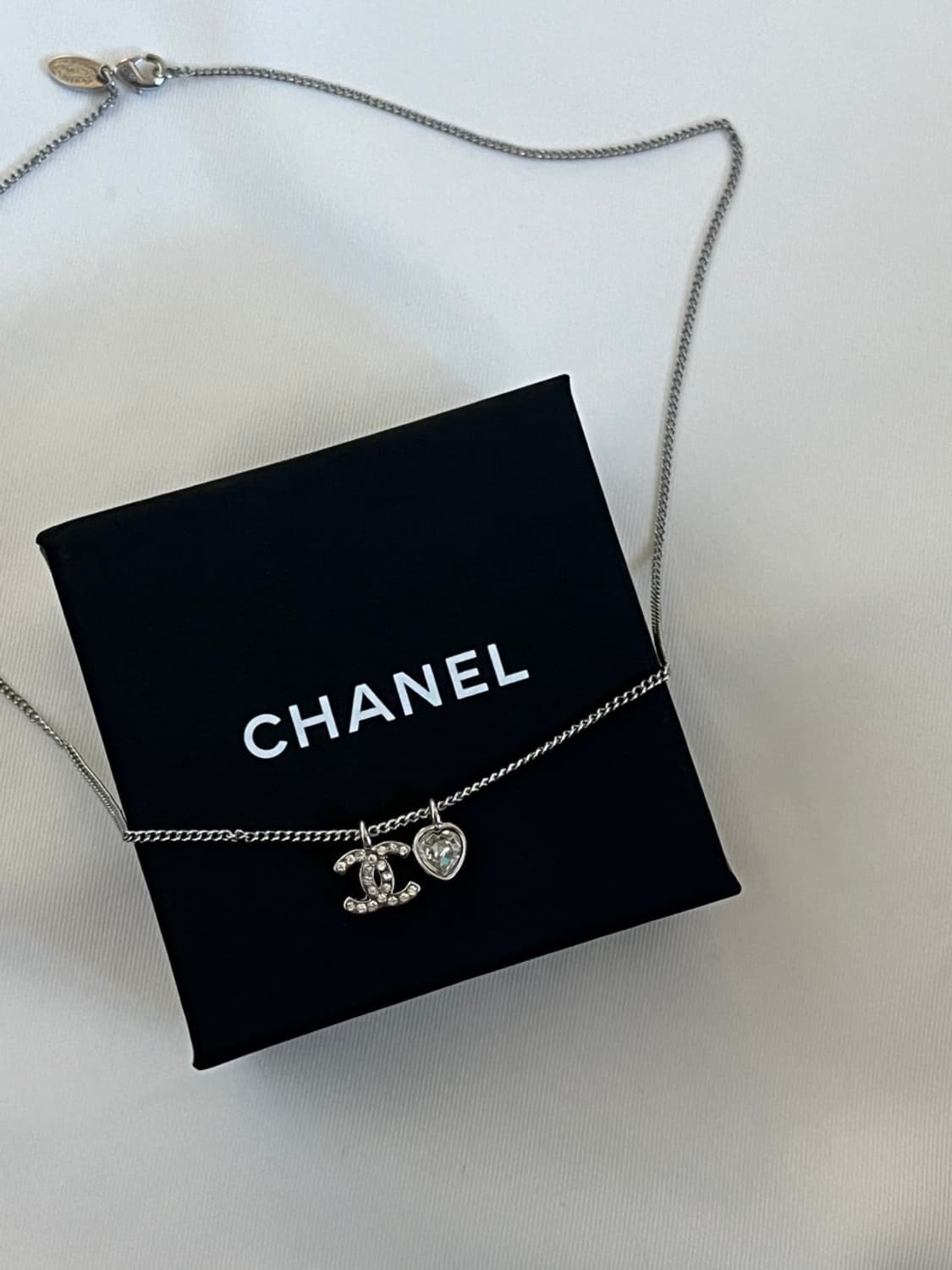 샤넬 정품 업사이클링 CC 데일리 하트 실버네크리스 상품이미지2