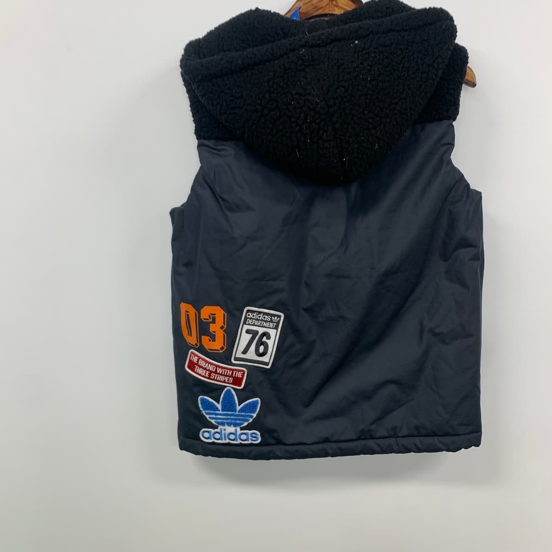 아디다스 패치 블랙 후드 조끼 패딩 상품이미지3