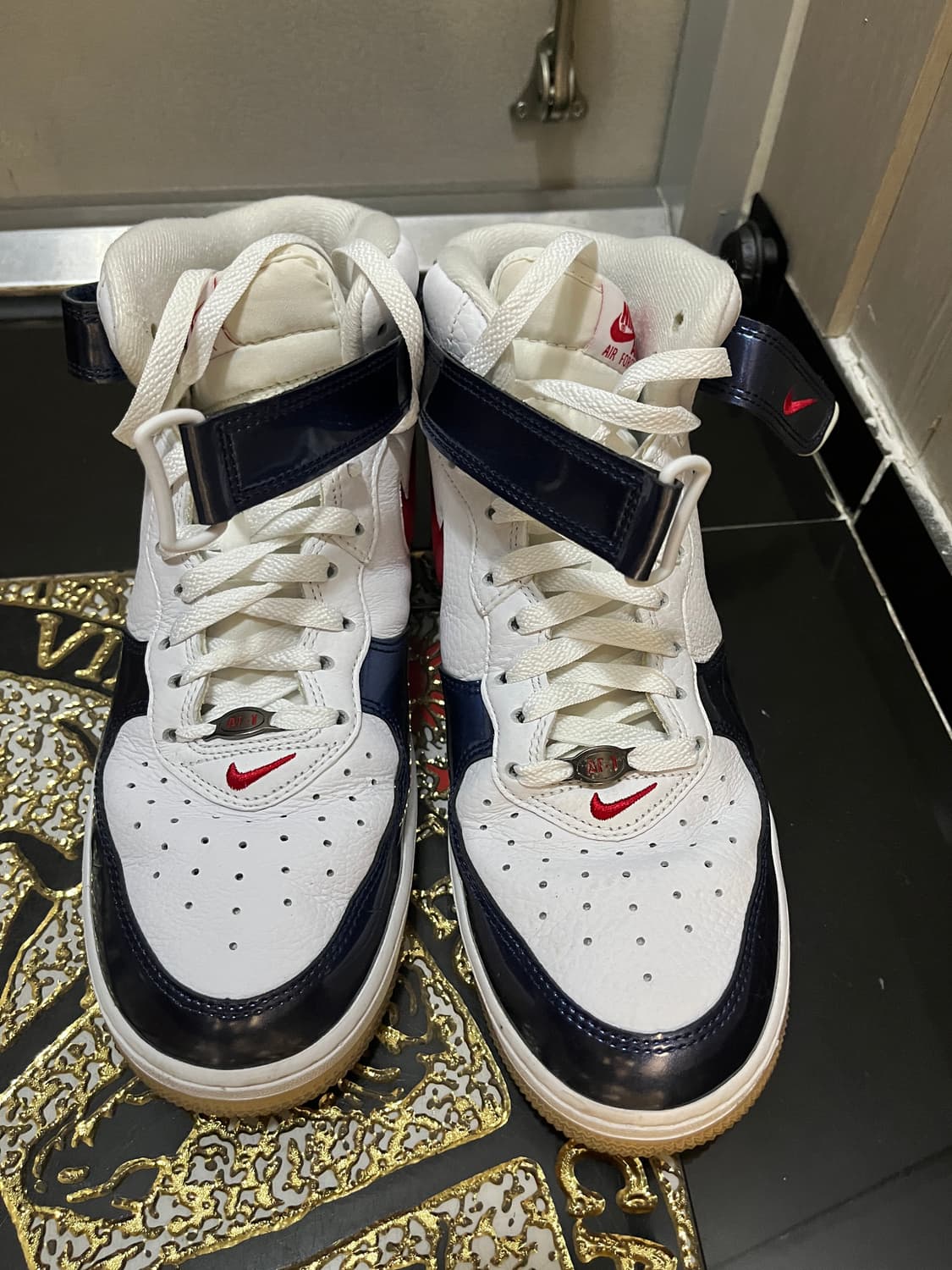 나이키 에어포스 1 미드 QS 유니버시티 레드 앤 미드나잇 네이비 상품이미지2