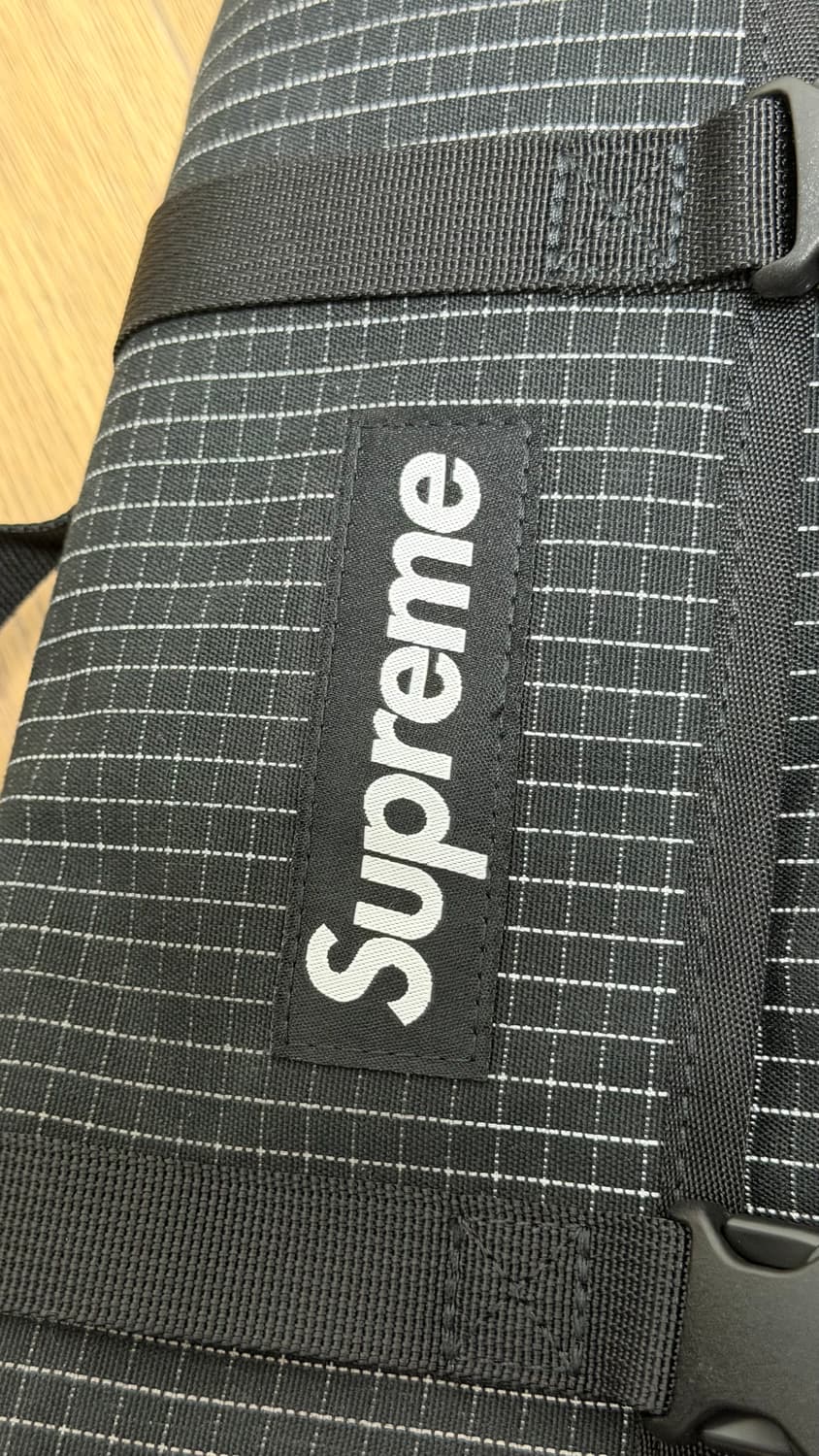 슈프림 24SS 미니 더플백 블랙 색상 상품이미지4