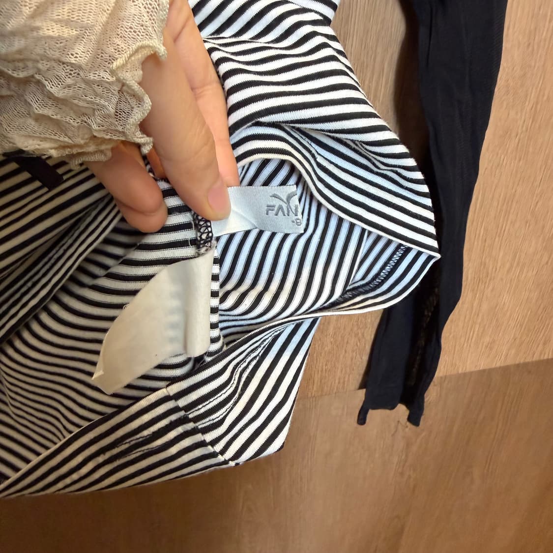 빈티지 하프넥 스트라이프 롱슬리브 티셔츠 메쉬 배색 슬리브 디테일 화이트 상품이미지6