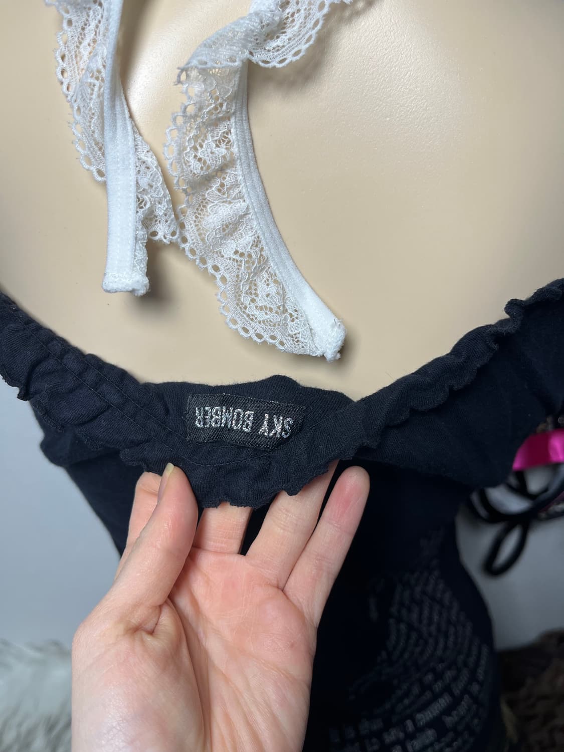 SKY BOMBER 글리터 레터링 나시 오프숄더 상품이미지5