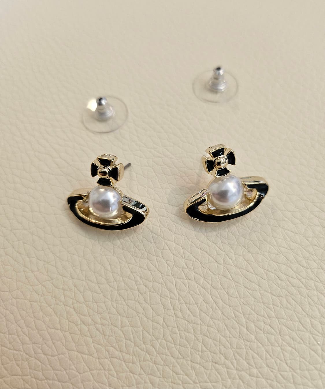 비비안웨스트우드 업사이클링 진주 블랙우주선 귀걸이 상품이미지4