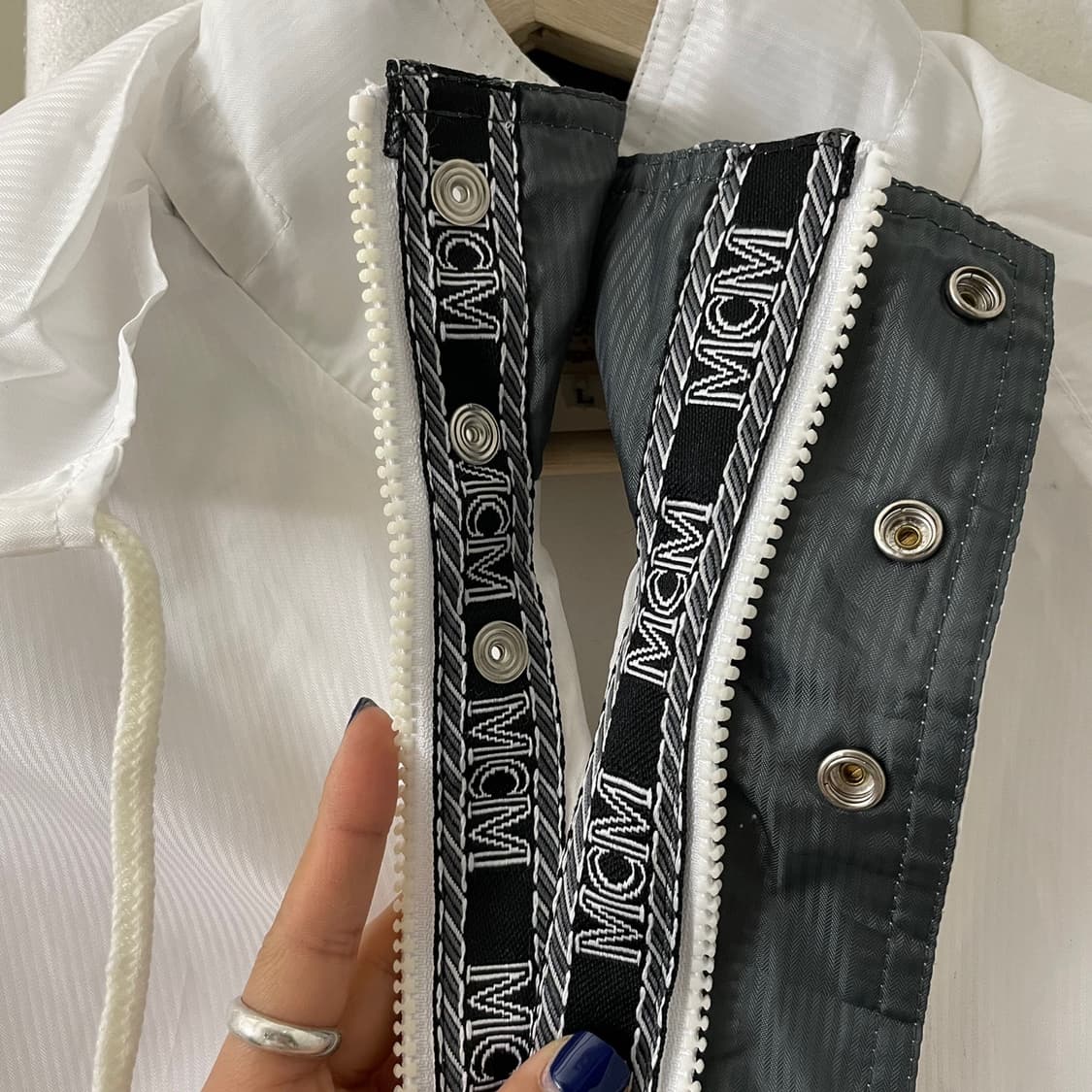 MCM 화이트 빅로고 윈드자켓 상품이미지6