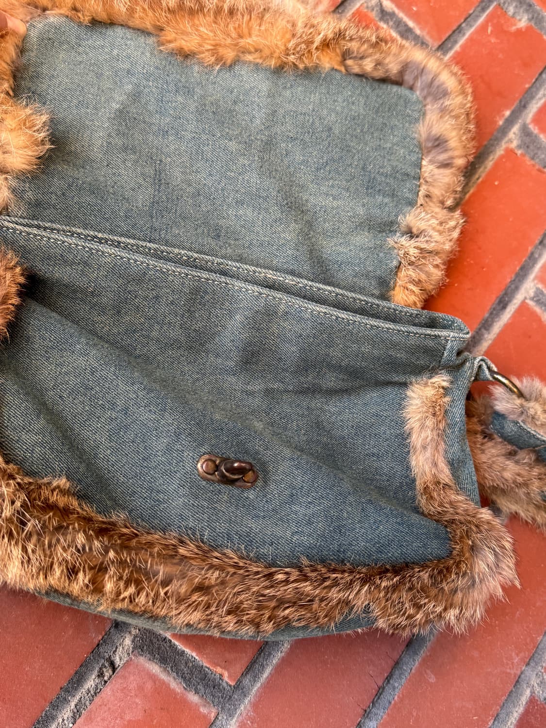 데님 퍼 트리밍 레이어드 크로스백 상품이미지4