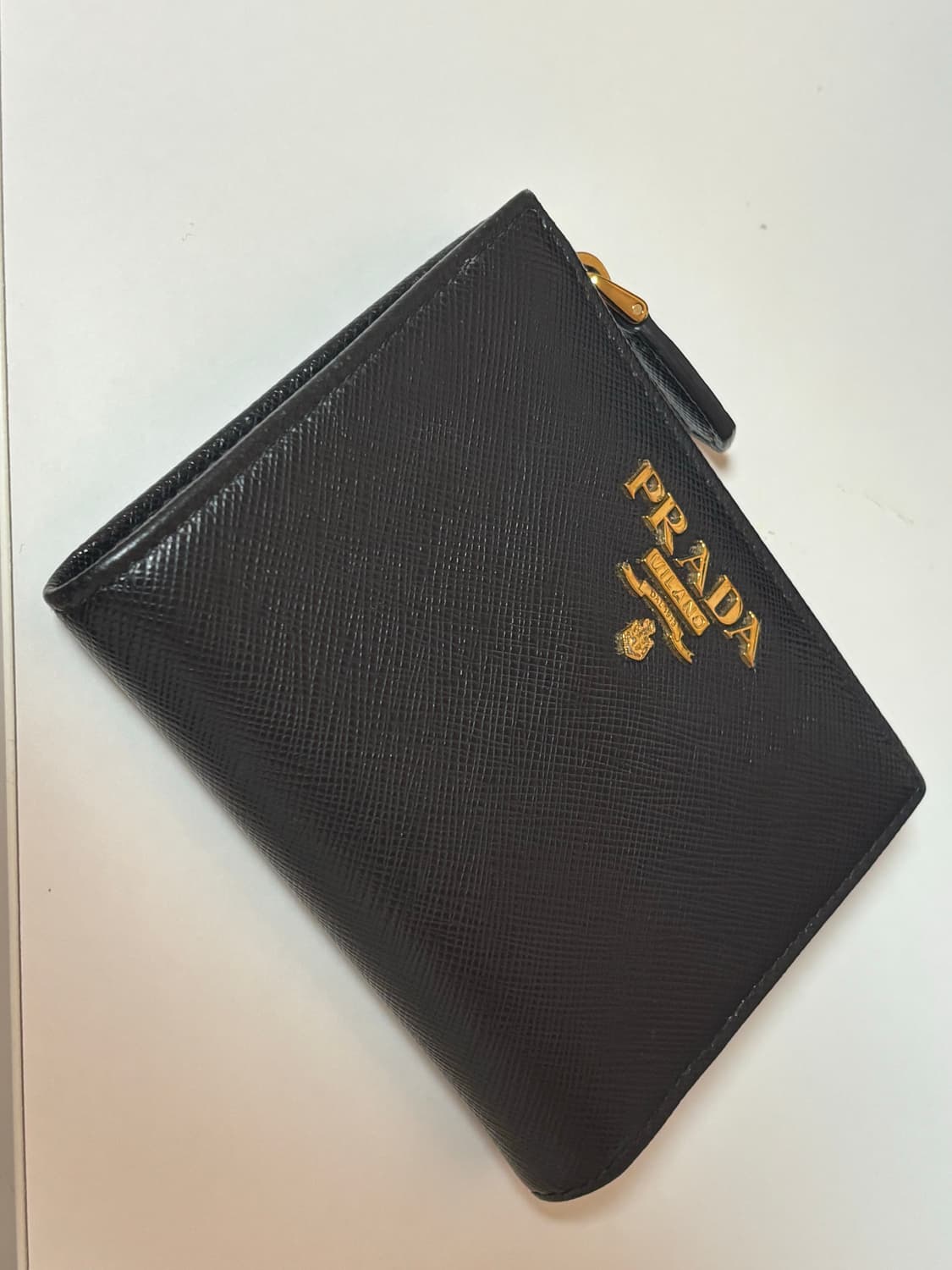 프라다 사피아노 메탈로고 카프스킨 반지갑 블랙&핑크 상품이미지1