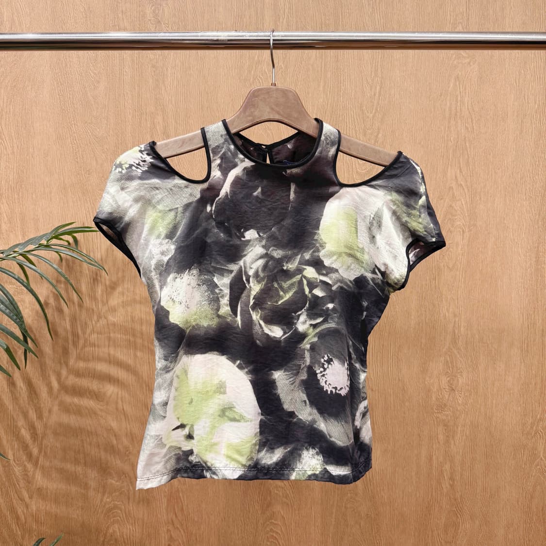 비비안탐 플라워 프린팅 반팔 티셔츠 컷아웃 시스루 디테일 슬림핏 상품이미지1