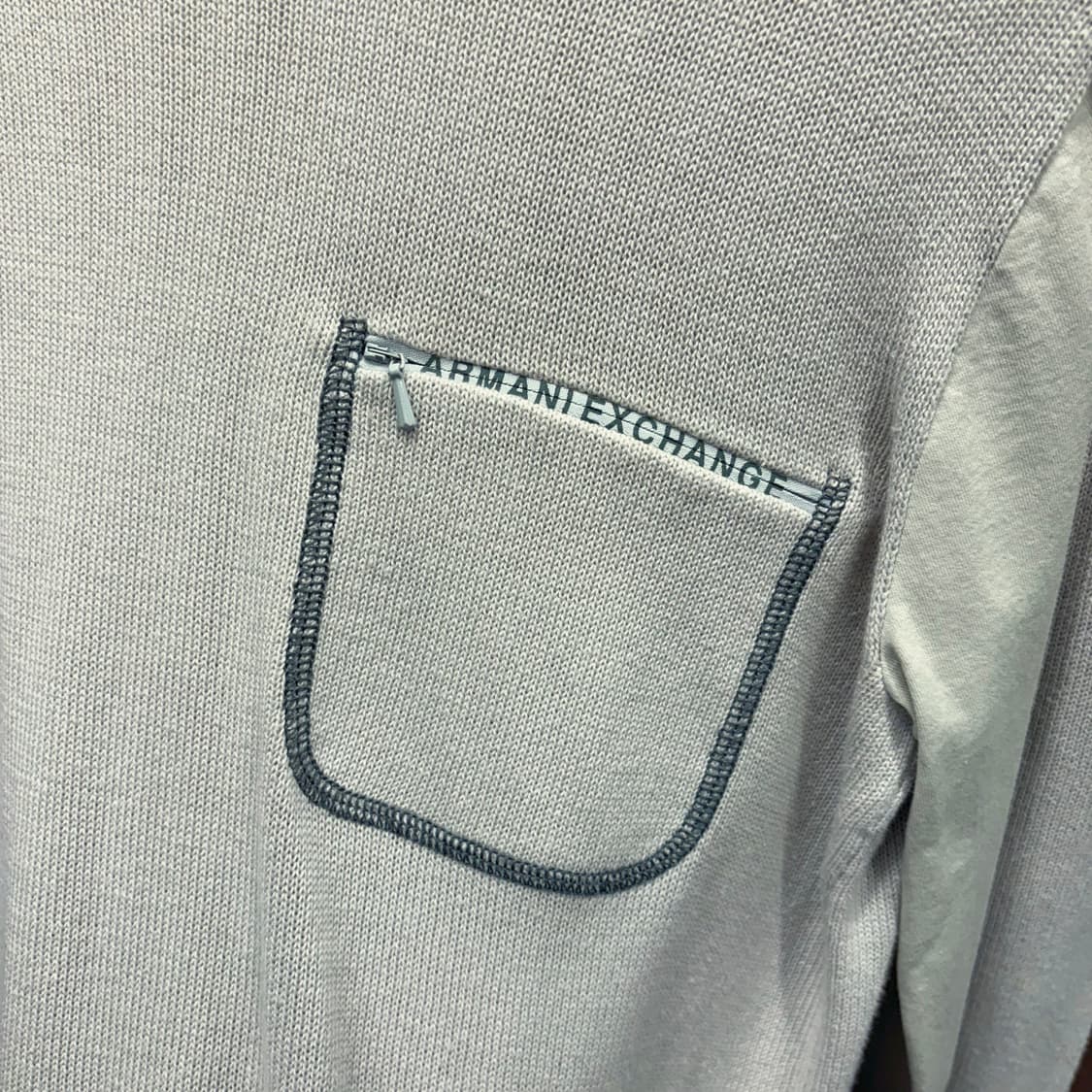 아르마니 익스체인지 라운드넥 긴팔 니트 넥라인 골지 마감 디테일 그레이 상품이미지6
