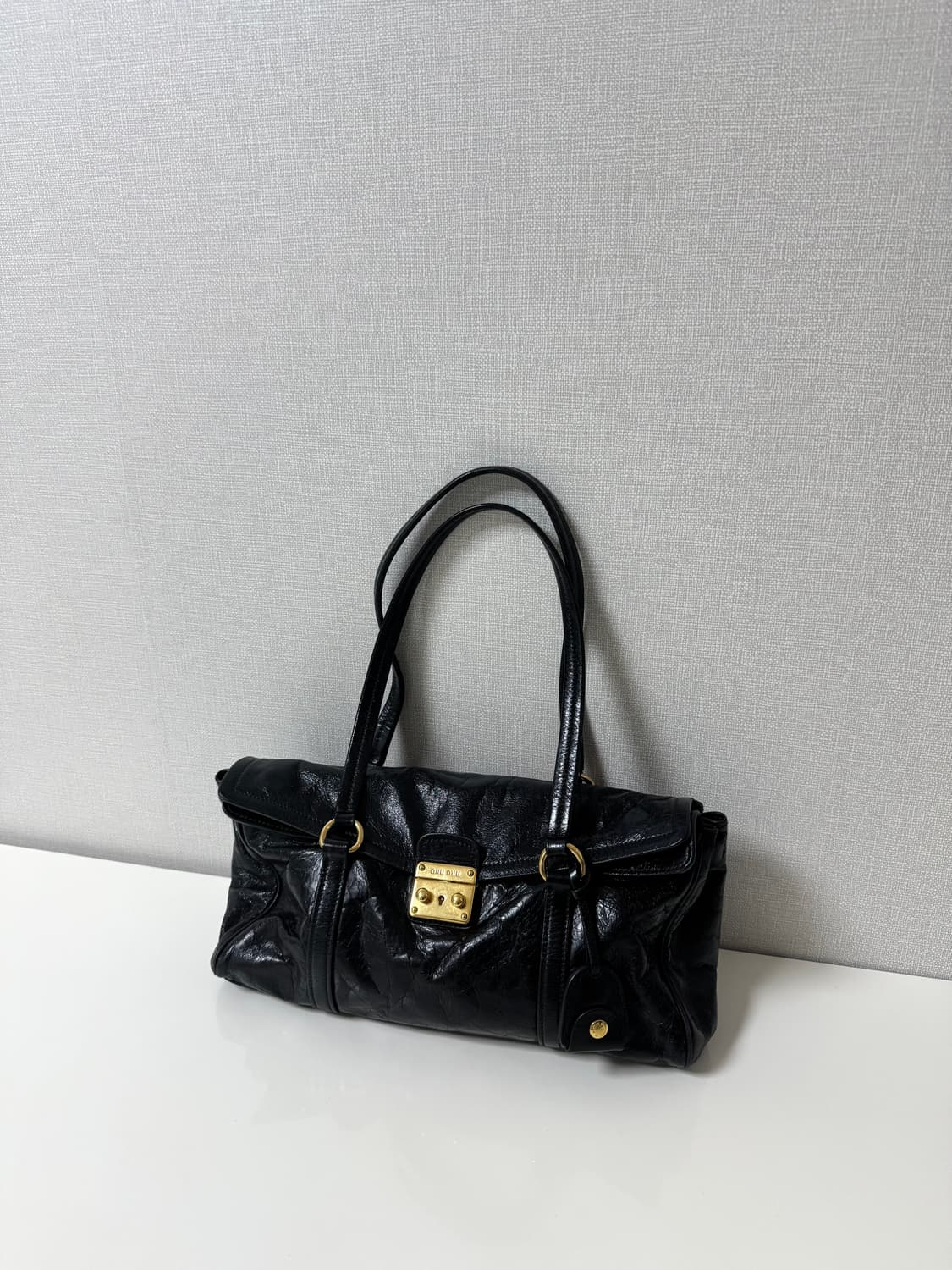 미우미우 플랩 레더 숄더백 상품이미지1