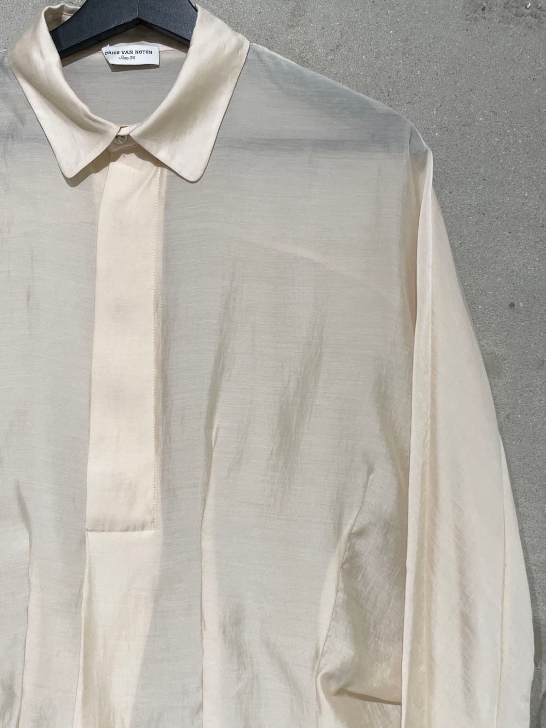 드리스 반 노튼 라이트 베이지 하프 버튼 커브 슬리브 텐셀 블라우스 상품이미지3